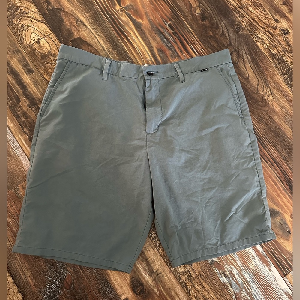 Men’s Hurley hybrid golf shorts. Size 38. Teal color.